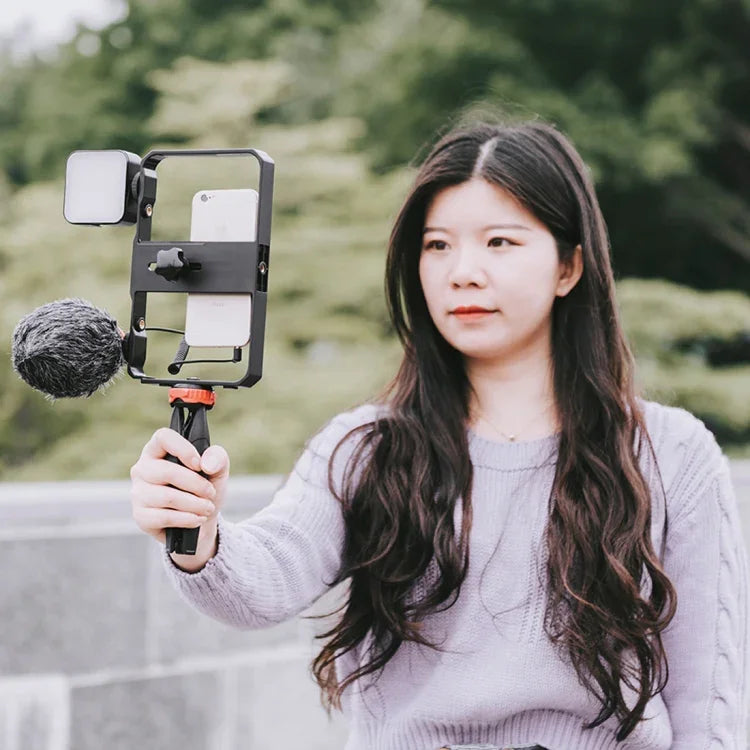 YELANGU PC204 YLG1801D Vlogging Live Broadcast LED Selfie Light Smartphone Video Rig Handle Stabilizer Bracket Kits with Microphone & Tripod, PC204